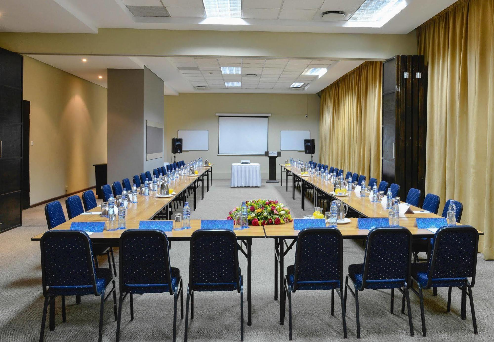 Protea Hotel Lusaka Cairo Road Экстерьер фото